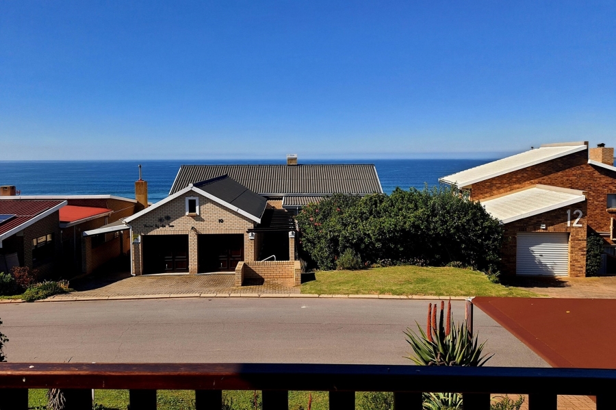 4 Bedroom Property for Sale in Boggomsbaai Western Cape